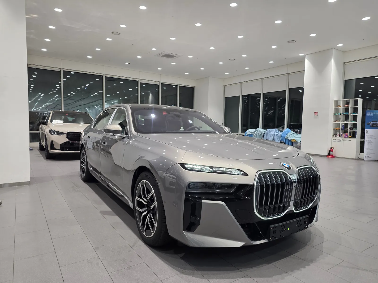 BMW 740i xDrive M 스포츠 앞쪽 비스듬히 — 제공 원본 차량 사진