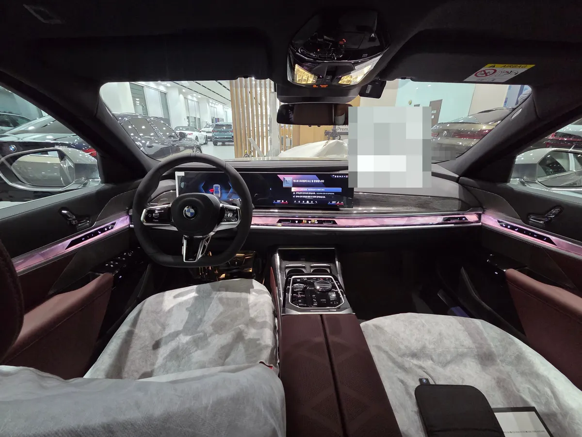 BMW 740i xDrive M 스포츠 운전석과 대시보드 — 제공 원본 차량 사진