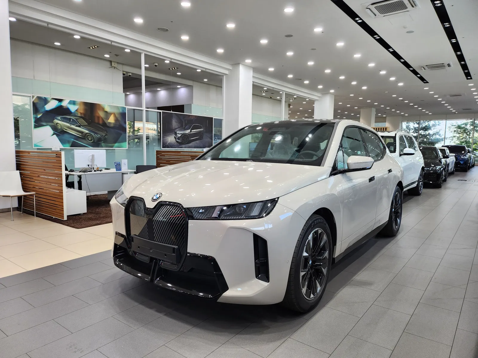 BMW iX xDrive45 M 스포츠 앞쪽 비스듬히 — 제공 원본 차량 사진