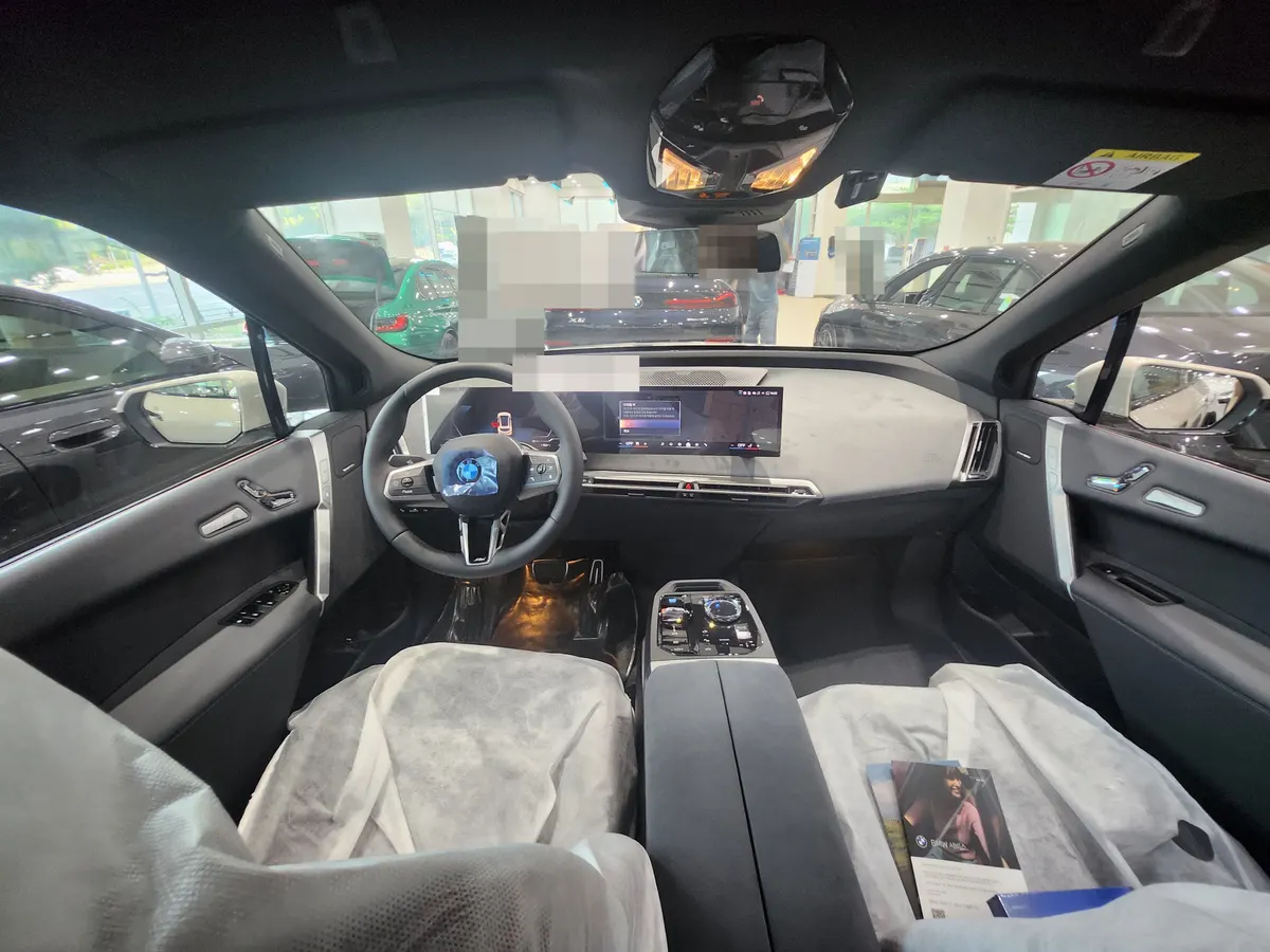 BMW iX xDrive45 M 스포츠 운전석과 대시보드 — 제공 원본 차량 사진