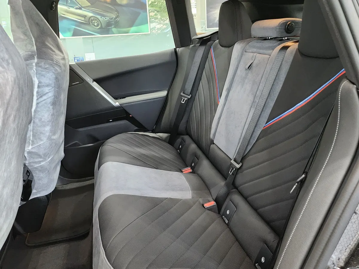 BMW iX xDrive45 M 스포츠 뒷좌석 — 제공 원본 차량 사진