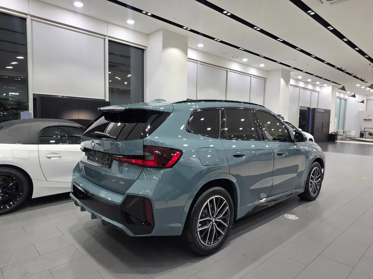 BMW iX1 eDrive20 M 스포츠 뒤쪽 비스듬히 — 제공 원본 차량 사진