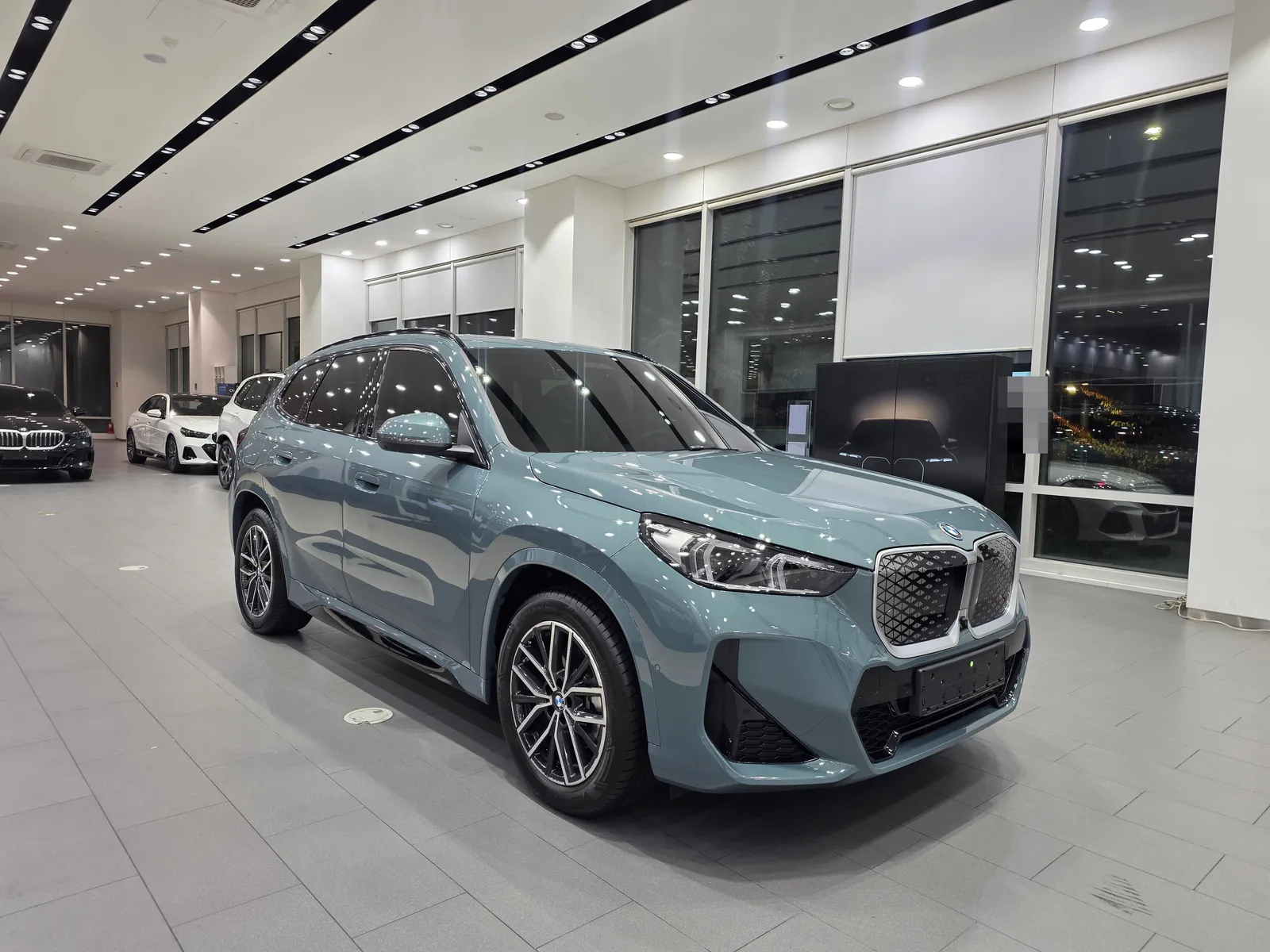 BMW iX1 eDrive20 M 스포츠 앞쪽 비스듬히 — 제공 원본 차량 사진