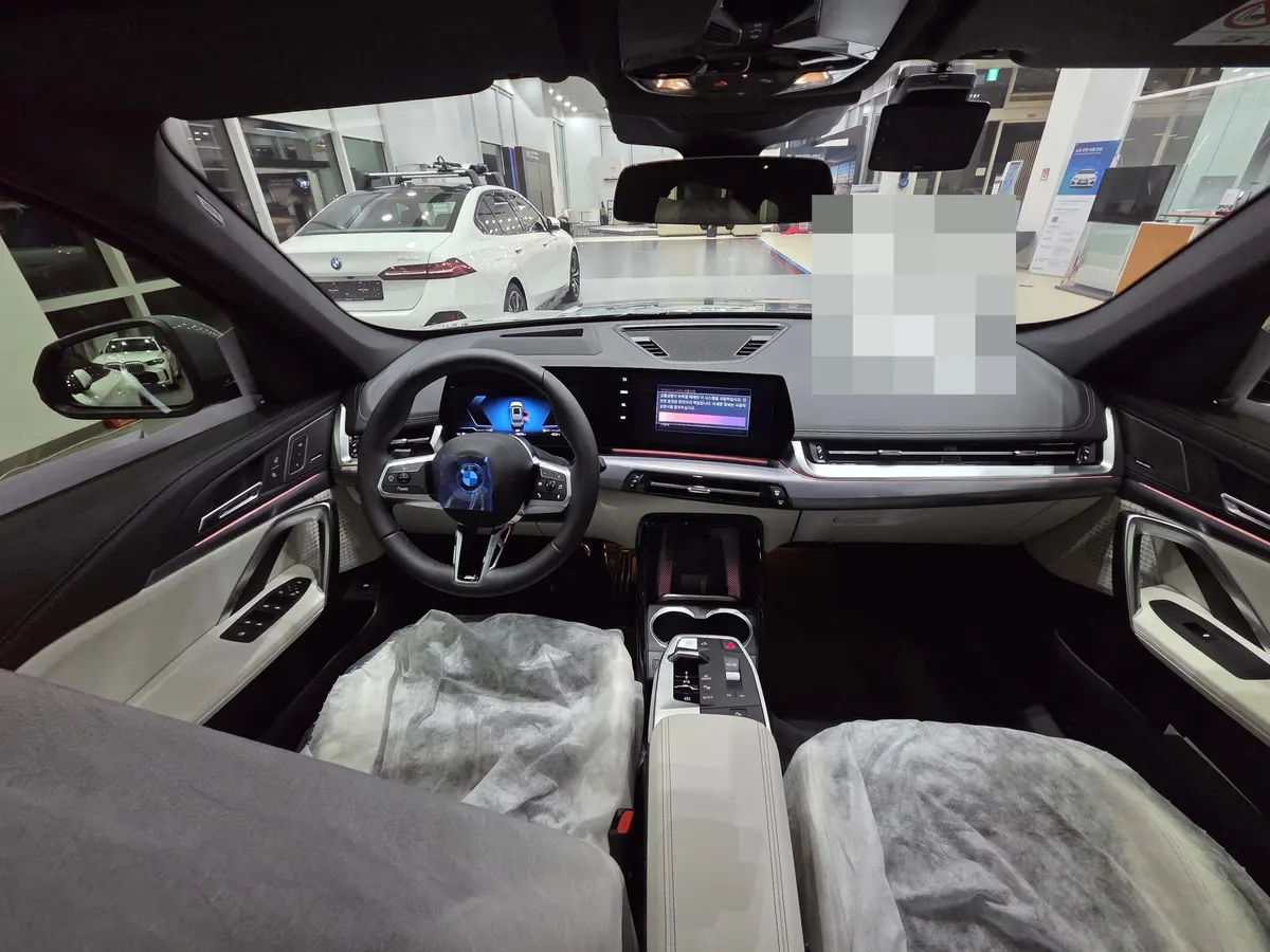 BMW iX1 eDrive20 M 스포츠 운전석과 대시보드 — 제공 원본 차량 사진