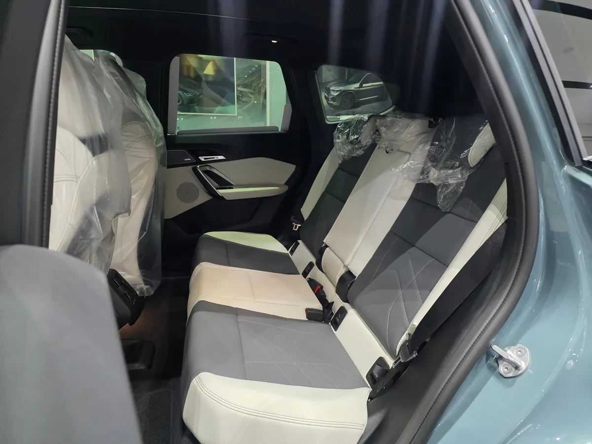 BMW iX1 eDrive20 M 스포츠 뒷좌석 — 제공 원본 차량 사진