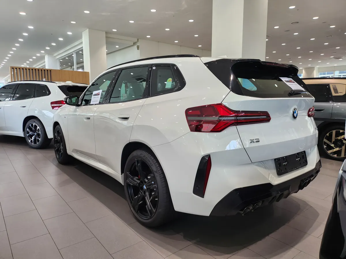 BMW X3 M50 xDrive 프로 뒤쪽 비스듬히 — 제공 원본 차량 사진