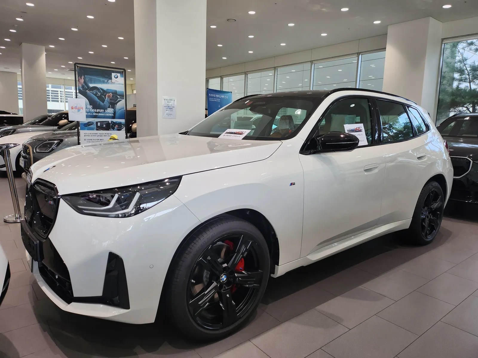BMW X3 M50 xDrive 프로 앞쪽 비스듬히 — 제공 원본 차량 사진