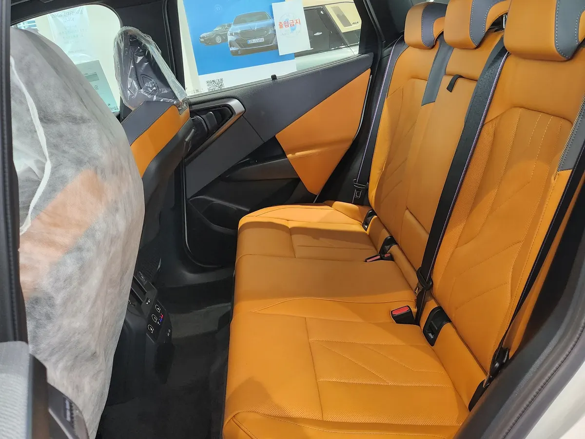 BMW X3 M50 xDrive 프로 뒷좌석 — 제공 원본 차량 사진