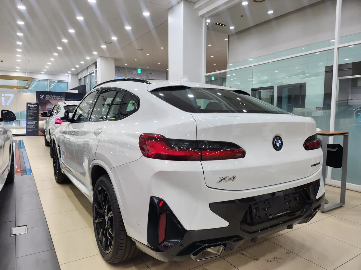 BMW X4 xDrive20i M 스포츠 프로 SE 뒤쪽 비스듬히 — 제공 원본 차량 사진