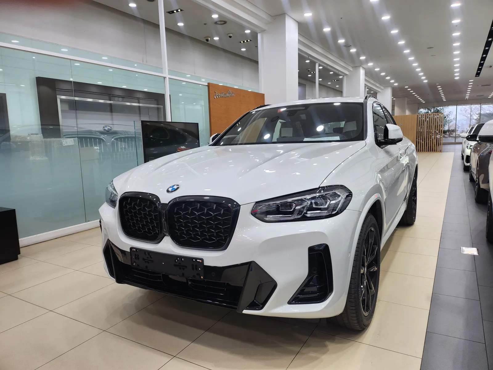 BMW X4 xDrive20i M 스포츠 프로 SE 앞쪽 비스듬히 — 제공 원본 차량 사진