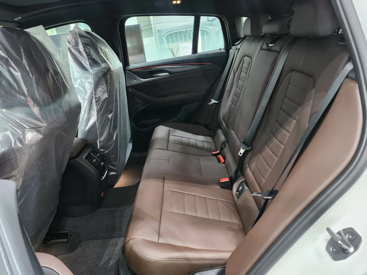 BMW X4 xDrive20i M 스포츠 프로 SE 뒷좌석 — 제공 원본 차량 사진