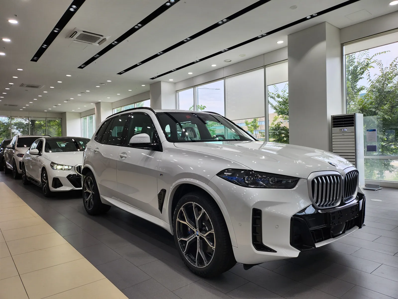 BMW X5 xDrive40i M 스포츠 앞쪽 비스듬히 — 제공 원본 차량 사진