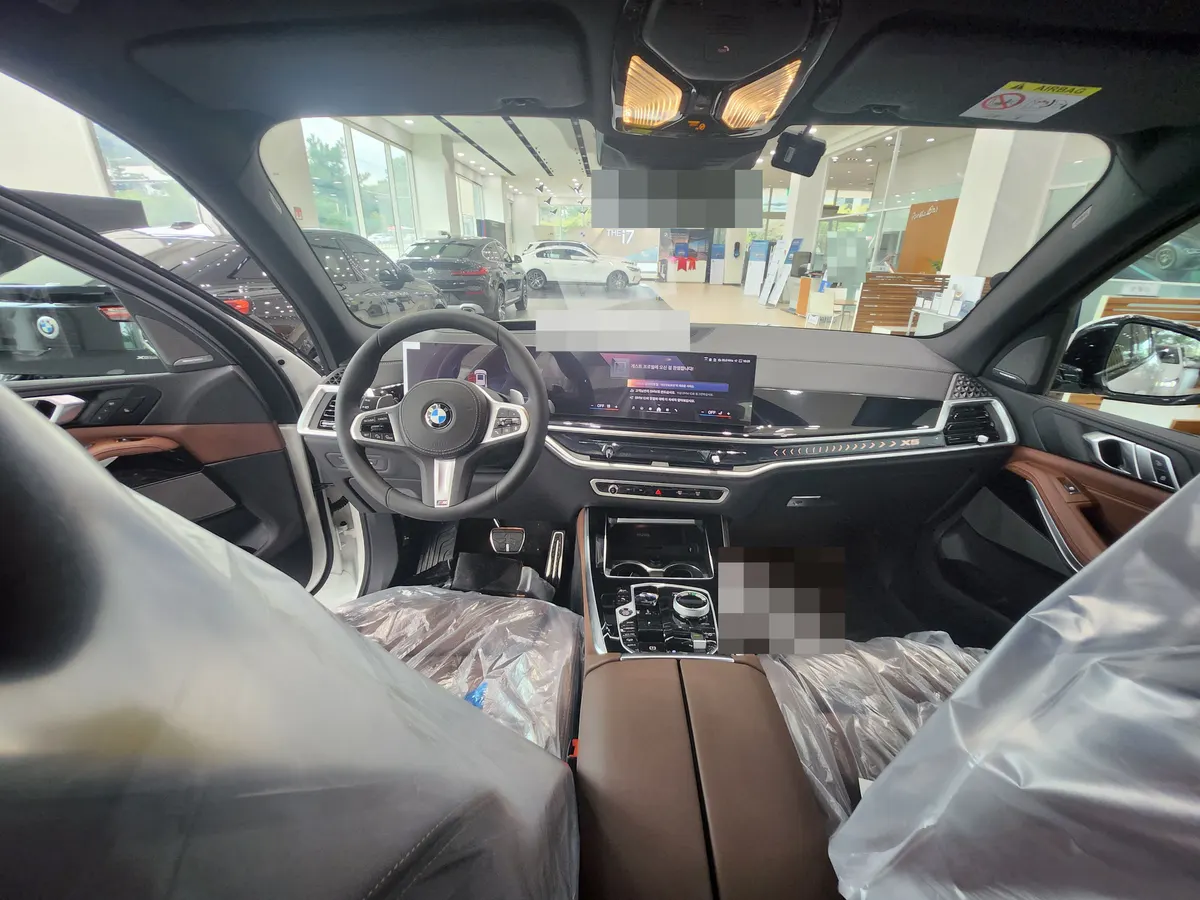 BMW X5 xDrive40i M 스포츠 운전석과 대시보드 — 제공 원본 차량 사진