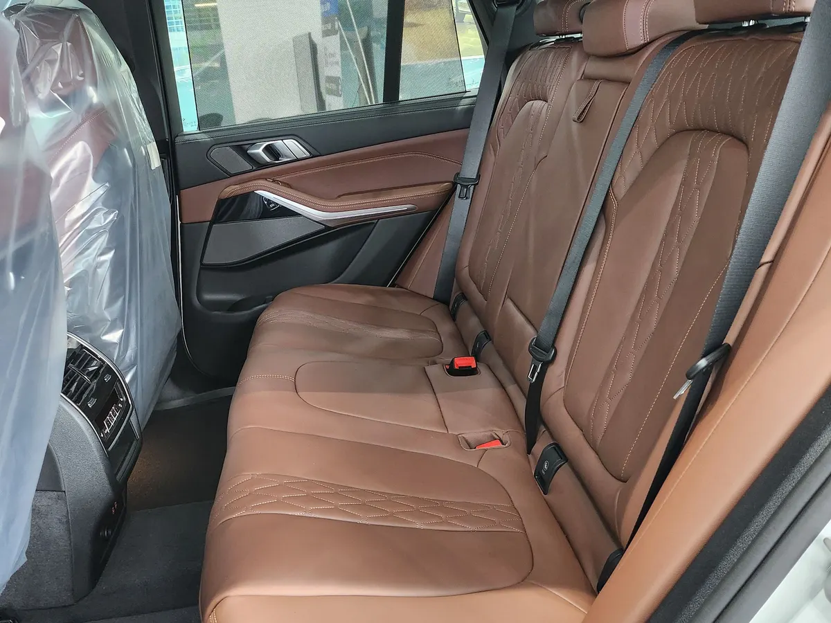 BMW X5 xDrive40i M 스포츠 뒷좌석 — 제공 원본 차량 사진