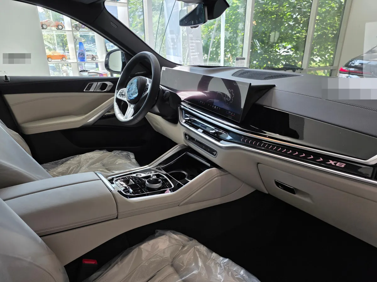 BMW X6 xDrive40i M 스포츠 조수석 쪽에서 본 대시보드 — 제공 원본 차량 사진