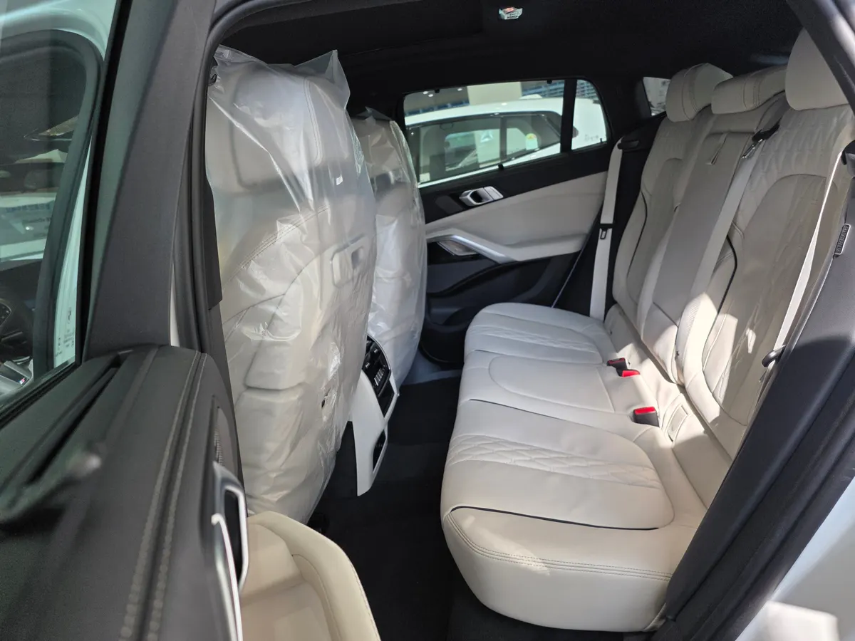 BMW X6 xDrive40i M 스포츠 뒷좌석 — 제공 원본 차량 사진