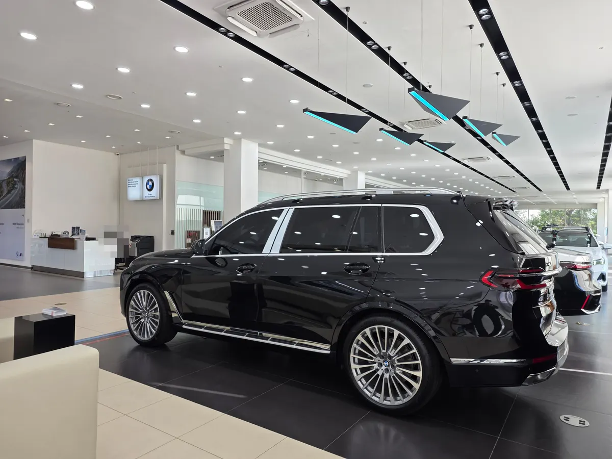 BMW X7 xDrive40i 디자인 퓨어 엑설런스 6인승 옆모습 — 제공 원본 차량 사진