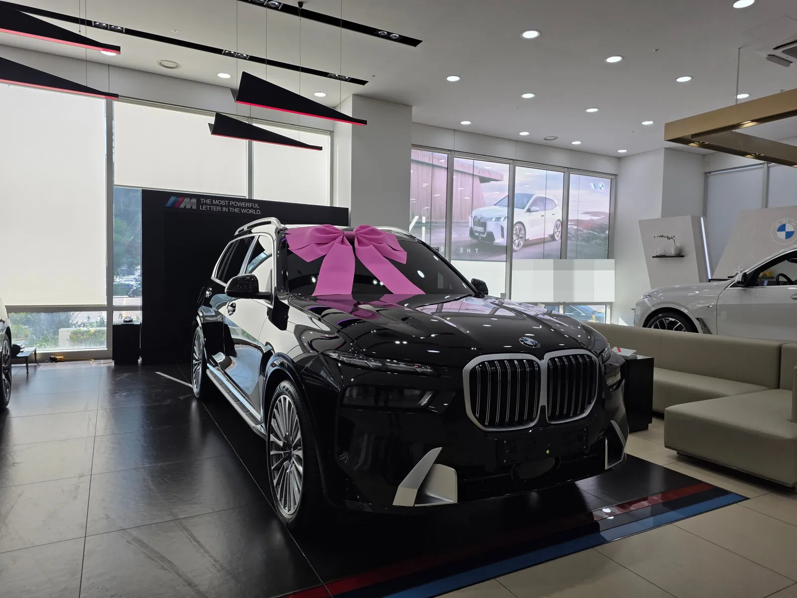 BMW X7 xDrive40i 디자인 퓨어 엑설런스 6인승 앞쪽 비스듬히 — 제공 원본 차량 사진