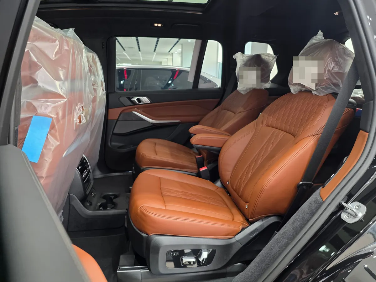 BMW X7 xDrive40i 디자인 퓨어 엑설런스 6인승 2열 독립 시트 — 제공 원본 차량 사진